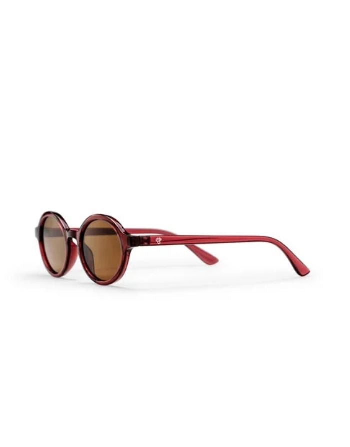 CHPO Marlene Sonnenbrille mit bordeauxroter Fassung, braunen Gläsern und UV400-Schutz aus recyceltem Kunststoff von der Seite.