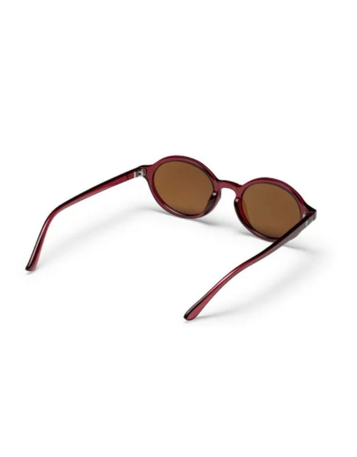 CHPO Marlene Sonnenbrille mit bordeauxroter Fassung, braunen Gläsern und UV400-Schutz aus recyceltem Kunststoff von innen.
