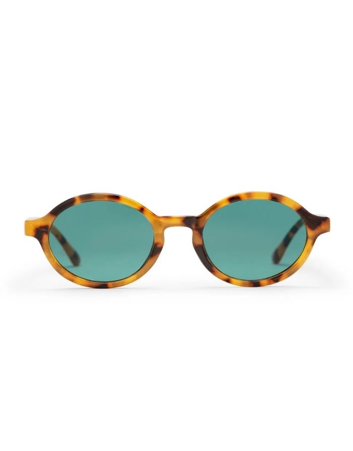 CHPO Marlene Sonnenbrille mit Leopard-Fassung, türkisfarbenen Gläsern und UV400-Schutz aus recyceltem Kunststoff frontal.