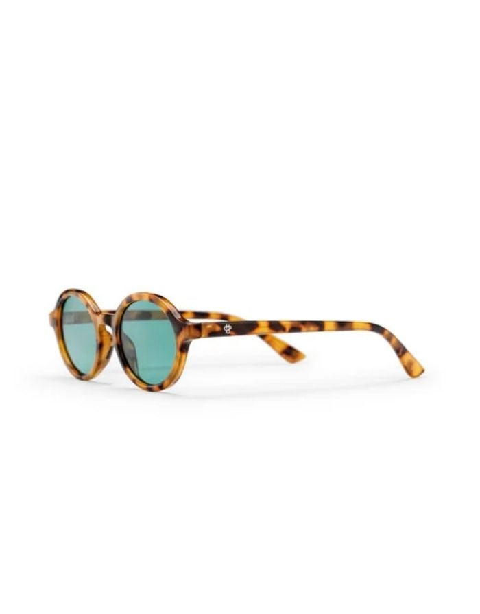 CHPO Marlene Sonnenbrille mit Leopard-Fassung, türkisfarbenen Gläsern und UV400-Schutz aus recyceltem Kunststoff von der Seite.