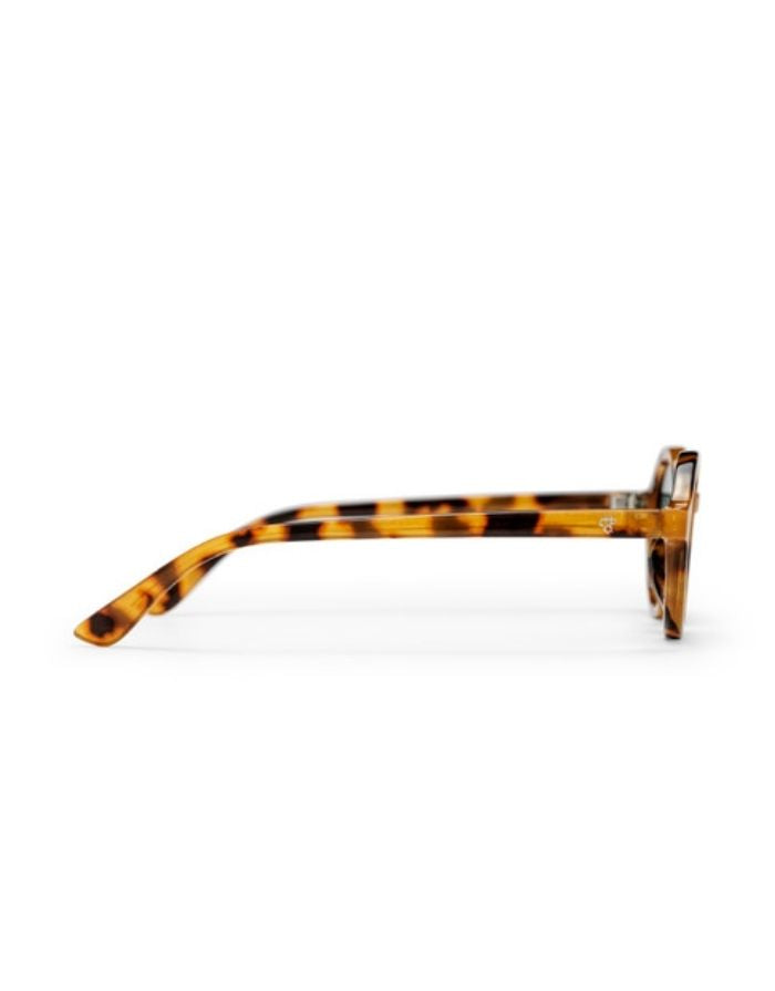 CHPO Marlene Sonnenbrille mit Leopard-Fassung, türkisfarbenen Gläsern und UV400-Schutz aus recyceltem Kunststoff seitlich.