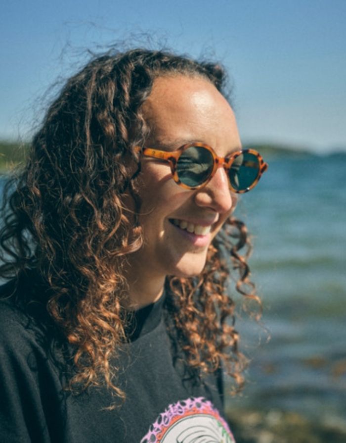 CHPO Marlene Sonnenbrille mit Leopard-Fassung, türkisfarbenen Gläsern und UV400-Schutz aus recyceltem Kunststoff getragen.