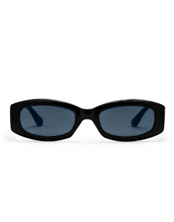 CHPO Michelle Sonnenbrille mit glänzend schwarzer Fassung, schwarzen Gläsern und UV400-Schutz aus recyceltem Kunststoff frontal.