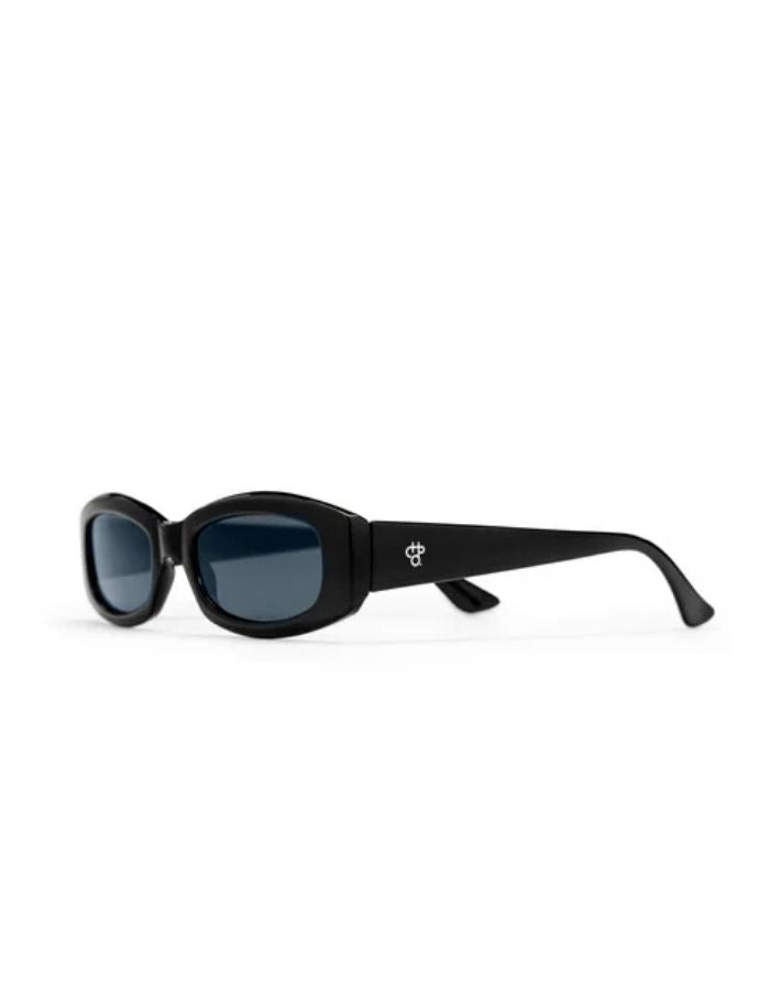 CHPO Michelle Sonnenbrille mit glänzend schwarzer Fassung, schwarzen Gläsern und UV400-Schutz aus recyceltem Kunststoff seitlich.