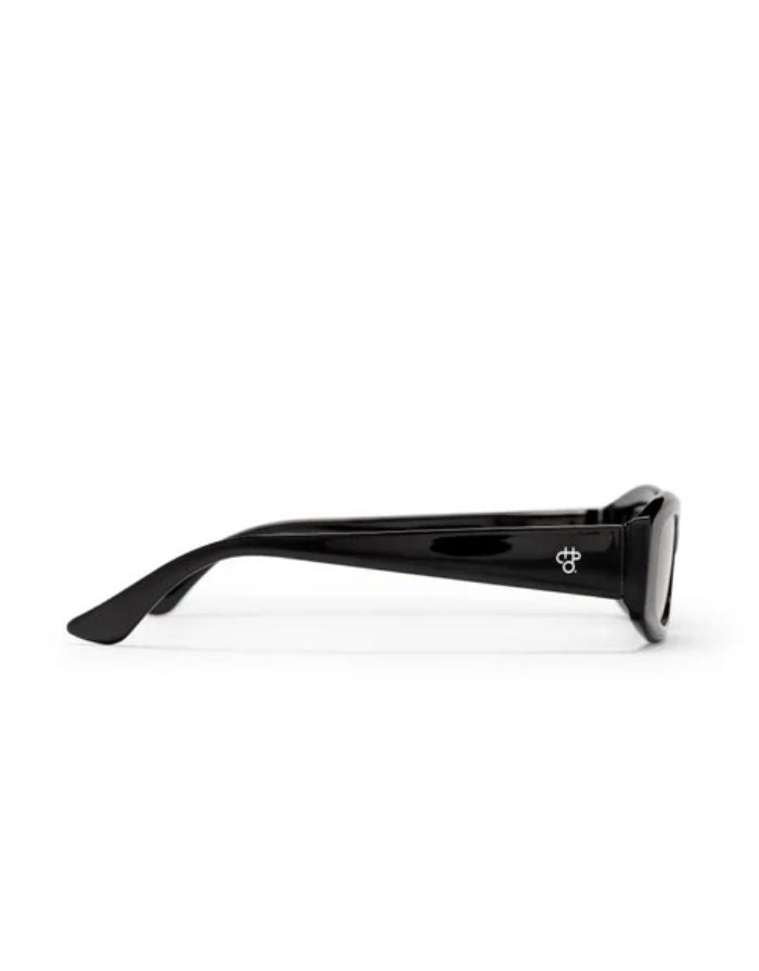 CHPO Michelle Sonnenbrille mit glänzend schwarzer Fassung, schwarzen Gläsern und UV400-Schutz aus recyceltem Kunststoff von der Seite.