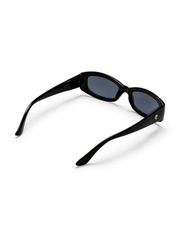 CHPO Michelle Sonnenbrille mit glänzend schwarzer Fassung, schwarzen Gläsern und UV400-Schutz aus recyceltem Kunststoff von innen.