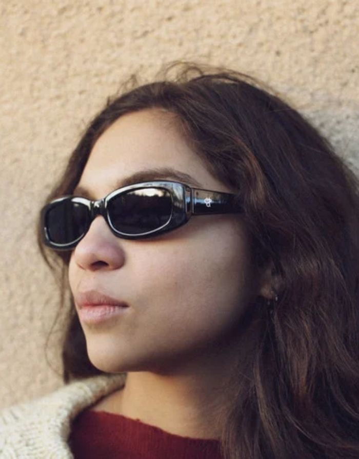 CHPO Michelle Sonnenbrille mit glänzend schwarzer Fassung, schwarzen Gläsern und UV400-Schutz aus recyceltem Kunststoff getragen.