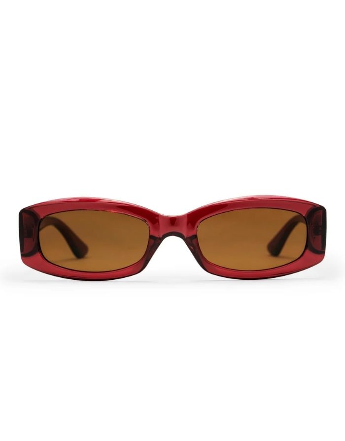 CHPO Michelle Sonnenbrille mit bordeauxroter Fassung, braunen Gläsern und UV400-Schutz aus recyceltem Kunststoff frontal.
