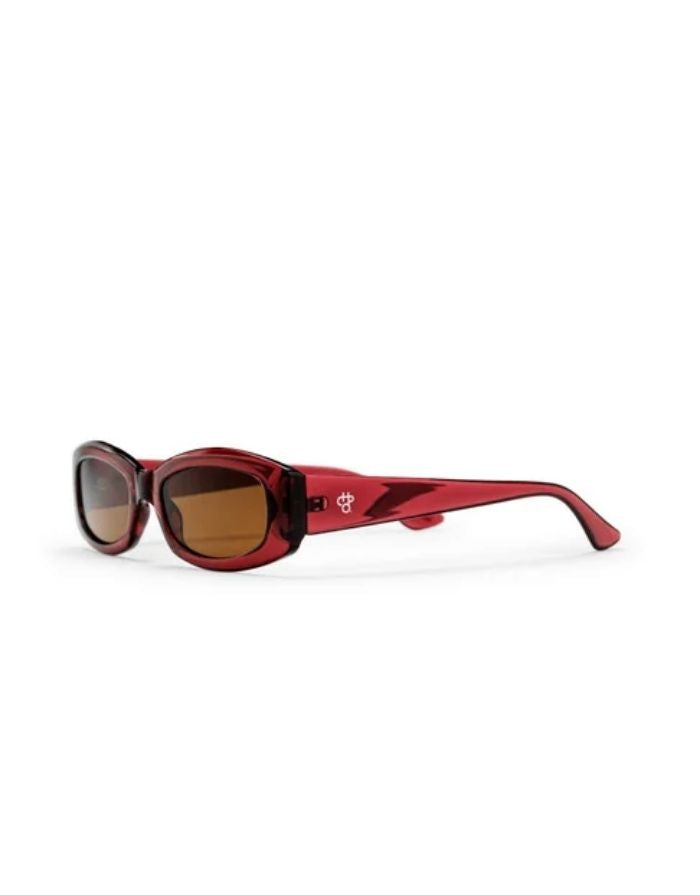CHPO Michelle Sonnenbrille mit bordeauxroter Fassung, braunen Gläsern und UV400-Schutz aus recyceltem Kunststoff seitlich.