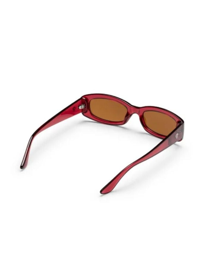 CHPO Michelle Sonnenbrille mit bordeauxroter Fassung, braunen Gläsern und UV400-Schutz aus recyceltem Kunststoff innen.