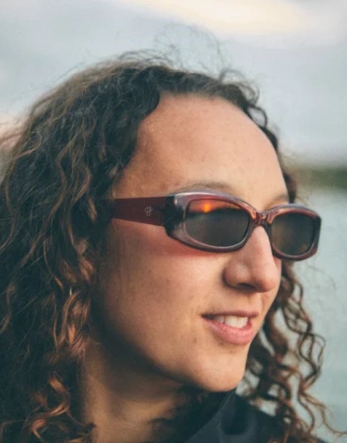 CHPO Michelle Sonnenbrille mit bordeauxroter Fassung, braunen Gläsern und UV400-Schutz aus recyceltem Kunststoff getragen.