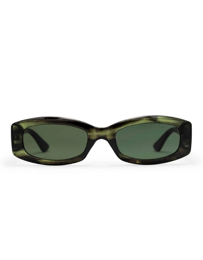 CHPO Michelle Sonnenbrille mit Smoke-Green-Fassung, grünen Gläsern und UV400-Schutz aus recyceltem Kunststoff frontal.
