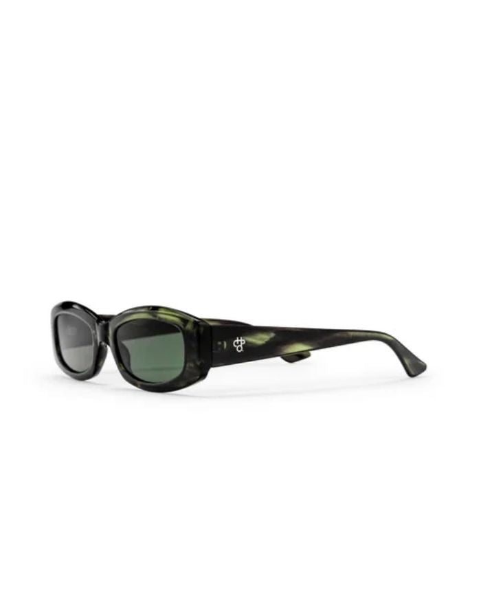 CHPO Michelle Sonnenbrille mit Smoke-Green-Fassung, grünen Gläsern und UV400-Schutz aus recyceltem Kunststoff schräg von vorne.