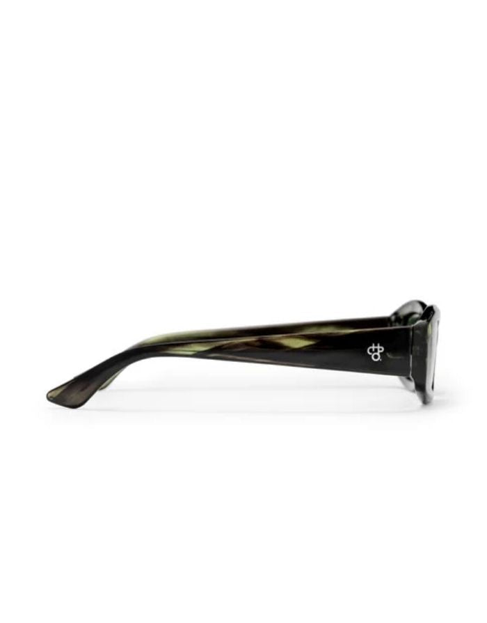 CHPO Michelle Sonnenbrille mit Smoke-Green-Fassung, grünen Gläsern und UV400-Schutz aus recyceltem Kunststoff seitlich.