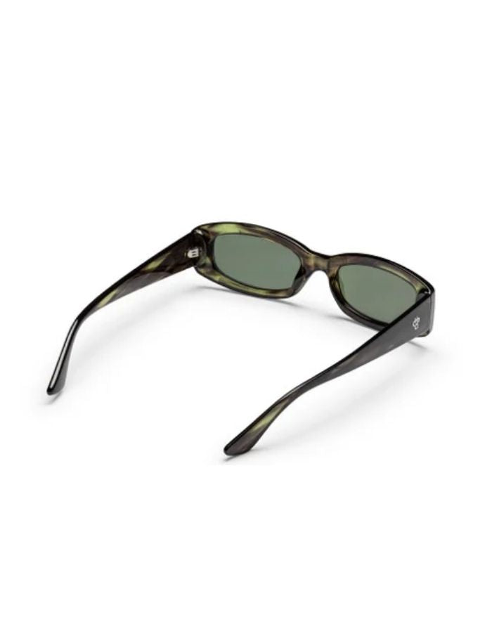 CHPO Michelle Sonnenbrille mit Smoke-Green-Fassung, grünen Gläsern und UV400-Schutz aus recyceltem Kunststoff von innen.
