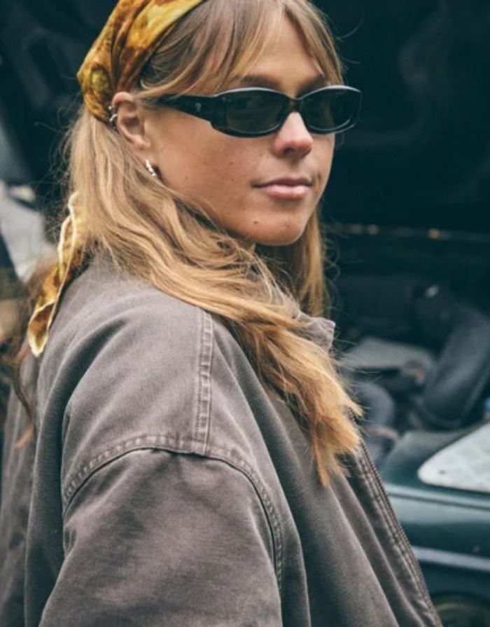 CHPO Michelle Sonnenbrille mit Smoke-Green-Fassung, grünen Gläsern und UV400-Schutz aus recyceltem Kunststoff getragen.