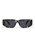 CHPO Mikey Sonnenbrille mit Black & White Turtle-Fassung, schwarzen Gläsern und UV400-Schutz aus 100 % recyceltem Kunststoff von vorne.