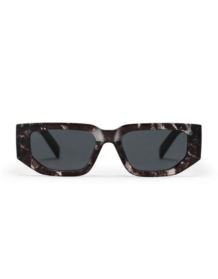 CHPO Mikey Sonnenbrille mit Black & White Turtle-Fassung, schwarzen Gläsern und UV400-Schutz aus 100 % recyceltem Kunststoff von vorne.