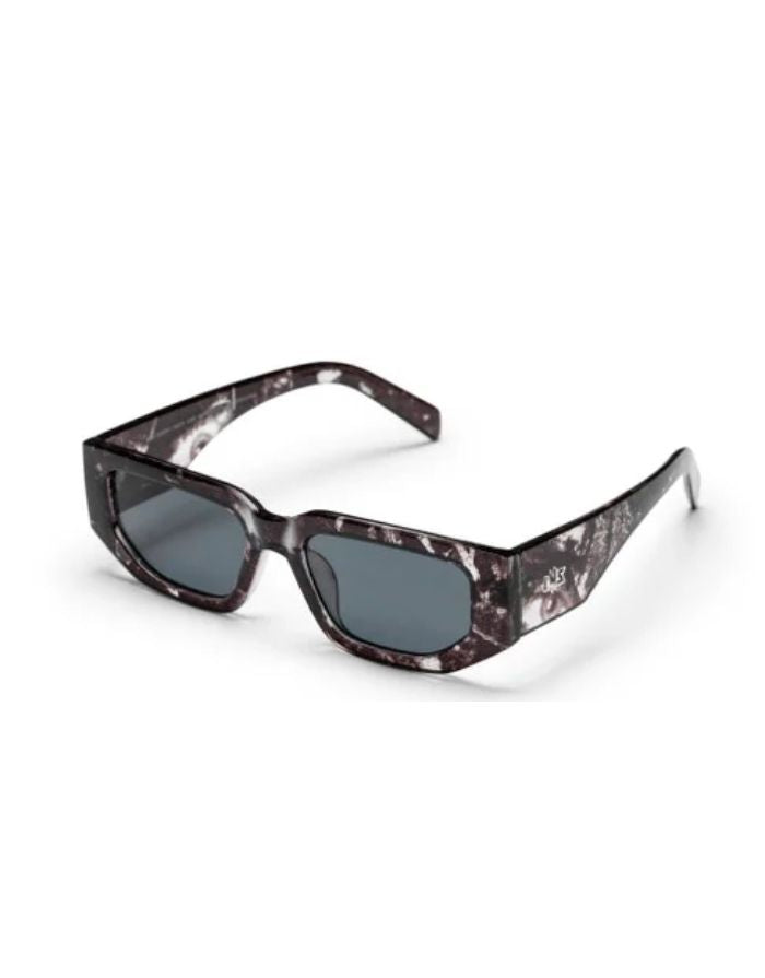 CHPO Mikey Sonnenbrille mit Black & White Turtle-Fassung, schwarzen Gläsern und UV400-Schutz aus 100 % recyceltem Kunststoff von vorne oben.