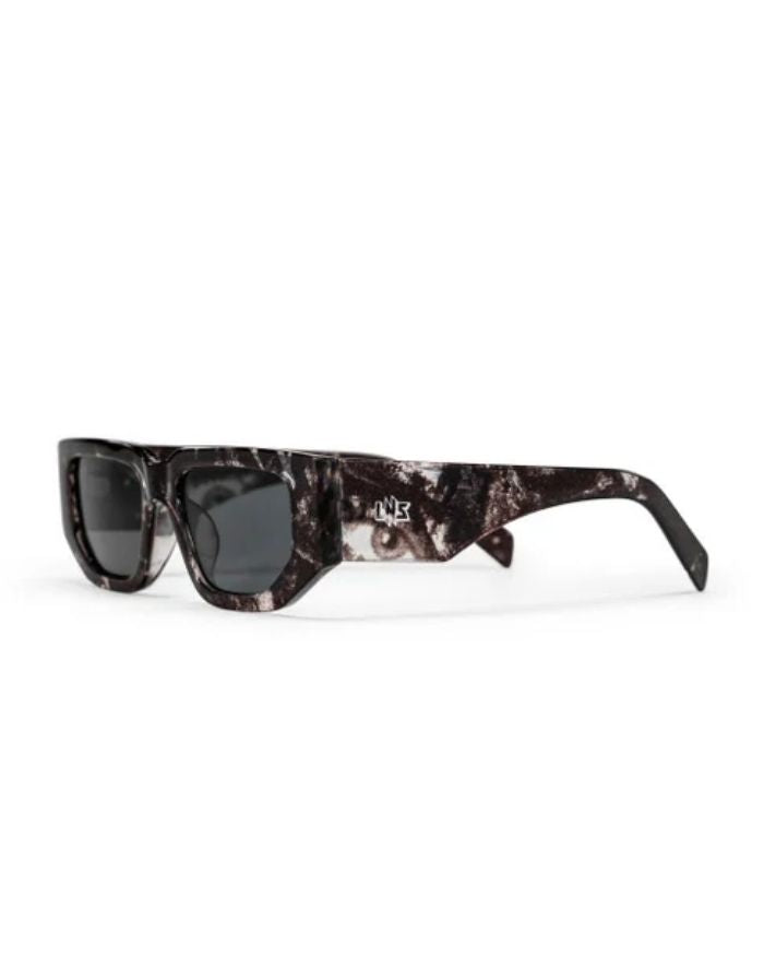 CHPO Mikey Sonnenbrille mit Black & White Turtle-Fassung, schwarzen Gläsern und UV400-Schutz aus 100 % recyceltem Kunststoff schräg von der Seite.