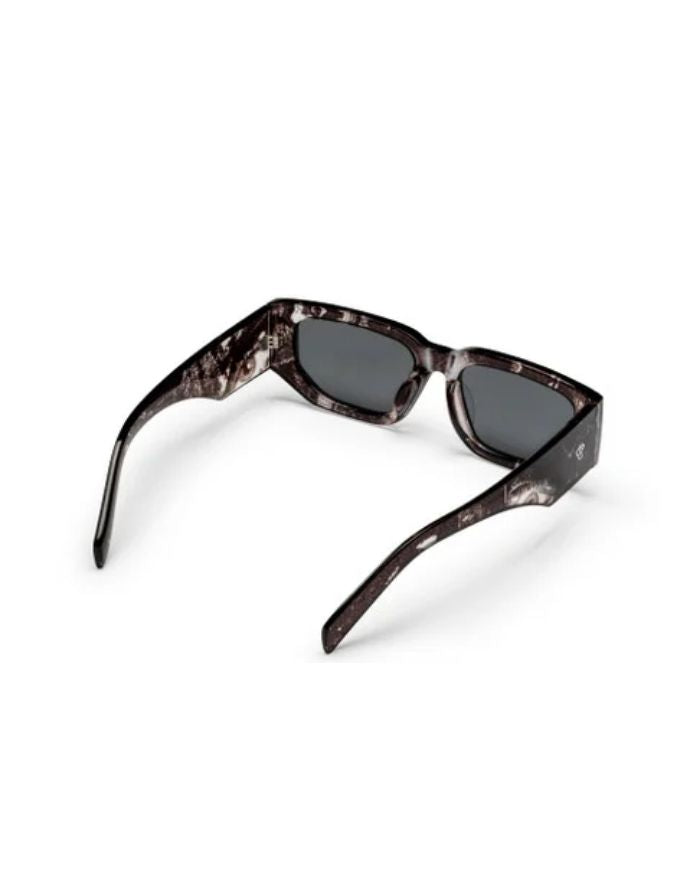 CHPO Mikey Sonnenbrille mit Black & White Turtle-Fassung, schwarzen Gläsern und UV400-Schutz aus 100 % recyceltem Kunststoff von innen.