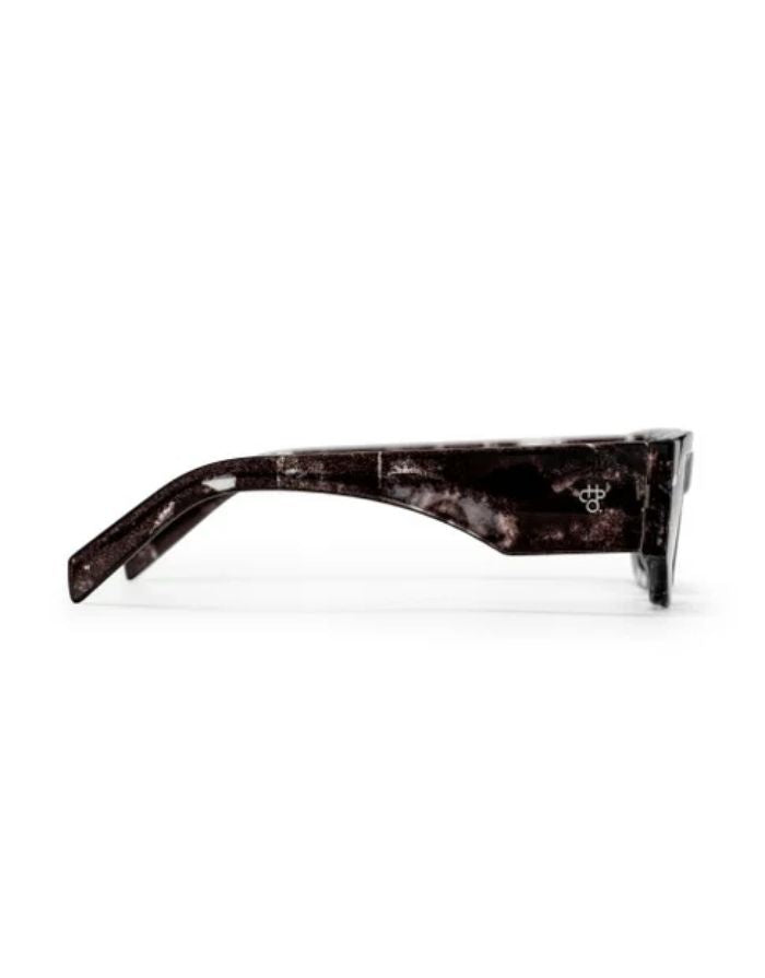 CHPO Mikey Sonnenbrille mit Black & White Turtle-Fassung, schwarzen Gläsern und UV400-Schutz aus 100 % recyceltem Kunststoff von der Seite.