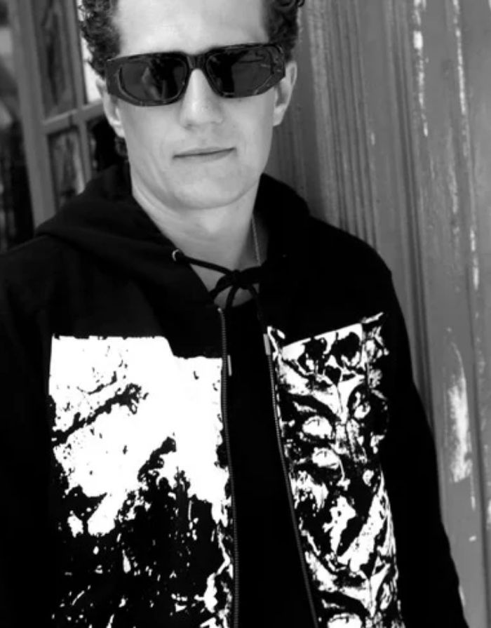 CHPO Mikey Sonnenbrille mit Black & White Turtle-Fassung, schwarzen Gläsern und UV400-Schutz aus 100 % recyceltem Kunststoff am Model.