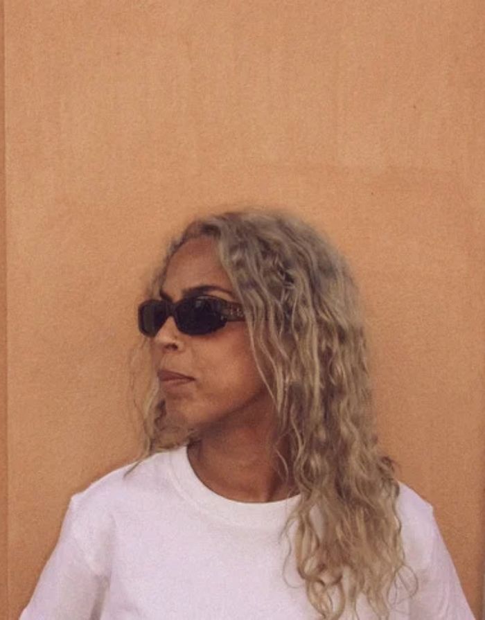  CHPO Skate Gaza Sonnenbrille mit Sea-Green-Fassung, grünen Gläsern und UV400-Schutz aus recyceltem Kunststoff getragen.