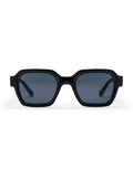CHPO AK Sonnenbrille mit glänzend schwarzer Fassung, schwarzen Gläsern und UV400-Schutz aus recyceltem Kunststoff frontal.