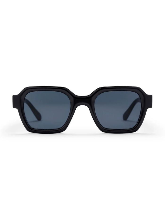 CHPO AK Sonnenbrille mit glänzend schwarzer Fassung, schwarzen Gläsern und UV400-Schutz aus recyceltem Kunststoff frontal.