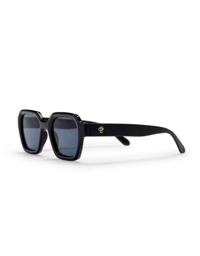 CHPO AK Sonnenbrille mit glänzend schwarzer Fassung, schwarzen Gläsern und UV400-Schutz aus recyceltem Kunststoff seitlich frontal.