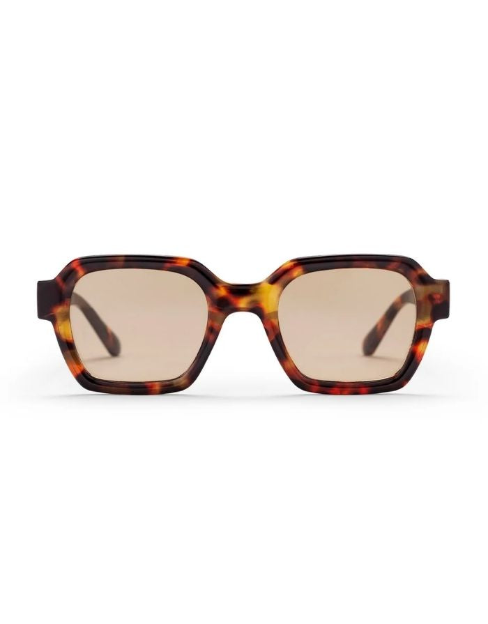 CHPO AK Sonnenbrille mit Tortoise-Fassung, hellbraunen Gläsern und UV400-Schutz aus recyceltem Kunststoff von vorne.