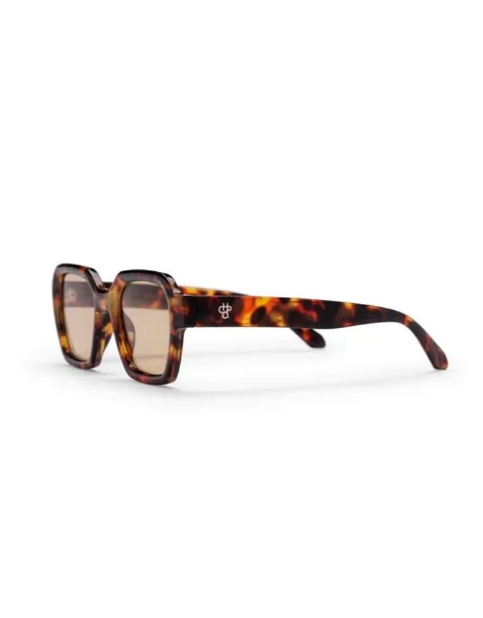 CHPO AK Sonnenbrille mit Tortoise-Fassung, hellbraunen Gläsern und UV400-Schutz aus recyceltem Kunststoff schräg setlich.