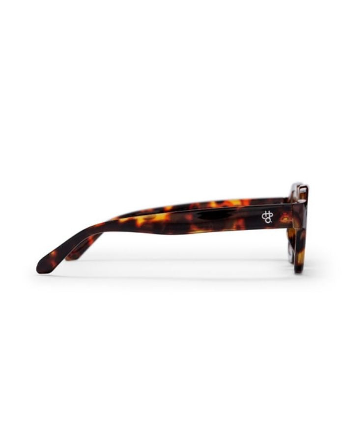 CHPO AK Sonnenbrille mit Tortoise-Fassung, hellbraunen Gläsern und UV400-Schutz aus recyceltem Kunststoff seitlich.