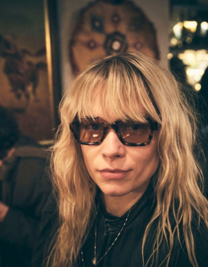 CHPO AK Sonnenbrille mit Tortoise-Fassung, hellbraunen Gläsern und UV400-Schutz aus recyceltem Kunststoff getragen.