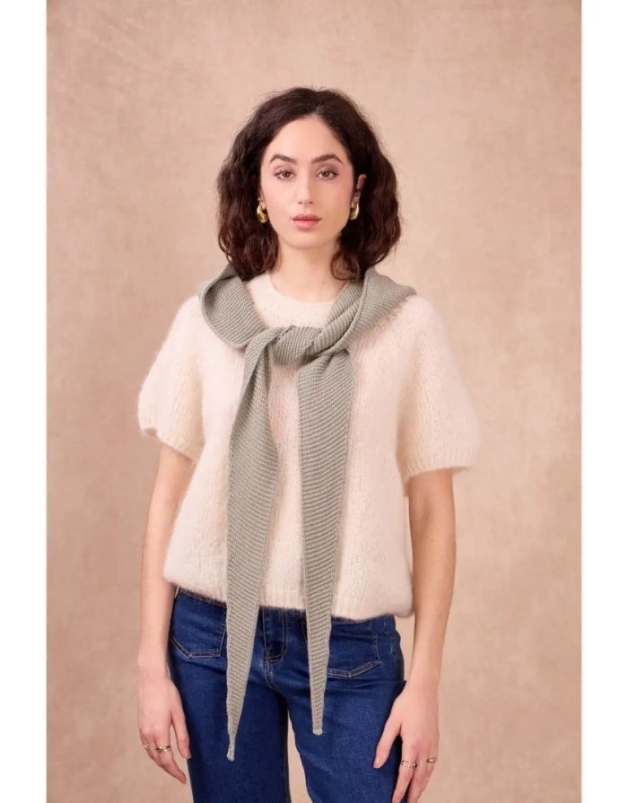 Sophie Scarf Hood Sage Green– luxuriöser Schal aus Kaschmir, Merinowolle, Viskose und recyceltem Polyamid, hergestellt in Italien, weich, warm und vielseitig tragbar.