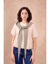 Laden Sie das Bild in den Galerie-Viewer, Sophie Scarf Hood Sage Green– luxuriöser Schal aus Kaschmir, Merinowolle, Viskose und recyceltem Polyamid, hergestellt in Italien, weich, warm und vielseitig tragbar.
