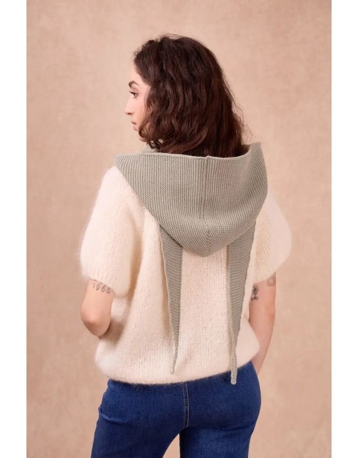 Sophie Scarf Hood Sage Green– luxuriöser Schal aus Kaschmir, Merinowolle, Viskose und recyceltem Polyamid, hergestellt in Italien, weich, warm und vielseitig tragbar.
