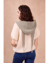 Laden Sie das Bild in den Galerie-Viewer, Sophie Scarf Hood Sage Green– luxuriöser Schal aus Kaschmir, Merinowolle, Viskose und recyceltem Polyamid, hergestellt in Italien, weich, warm und vielseitig tragbar.
