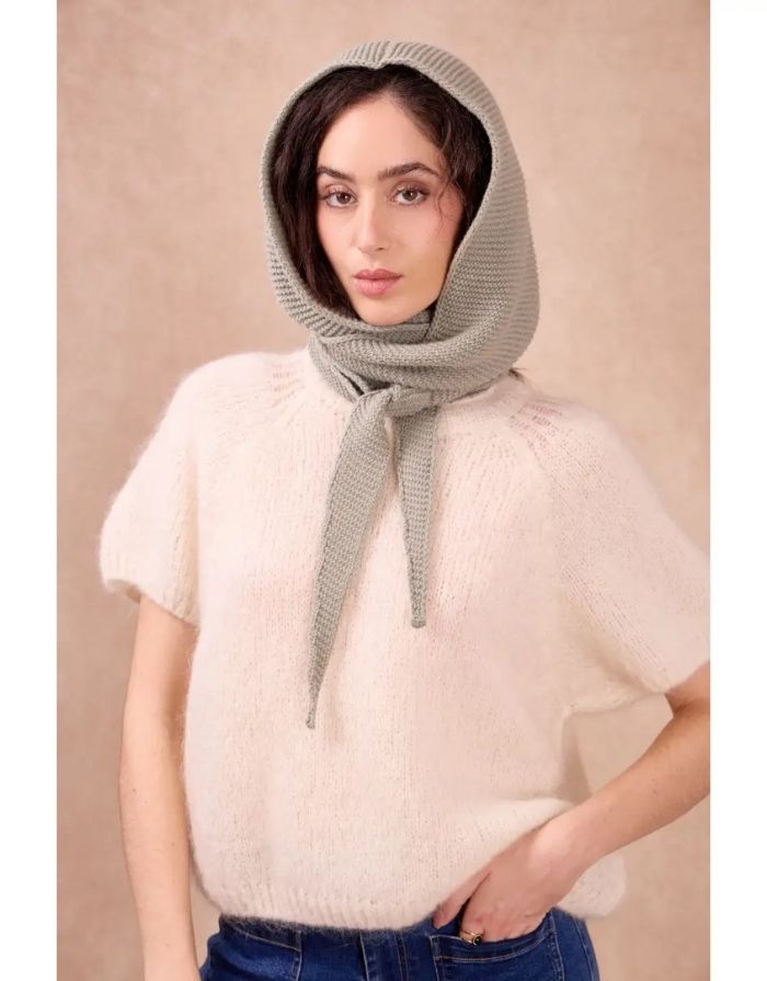 Sophie Scarf Hood Sage Green – luxuriöser Schal aus Kaschmir, Merinowolle, Viskose und recyceltem Polyamid, hergestellt in Italien, weich, warm und vielseitig tragbar.