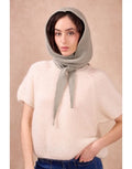 Sophie Scarf Hood Sage Green – luxuriöser Schal aus Kaschmir, Merinowolle, Viskose und recyceltem Polyamid, hergestellt in Italien, weich, warm und vielseitig tragbar.