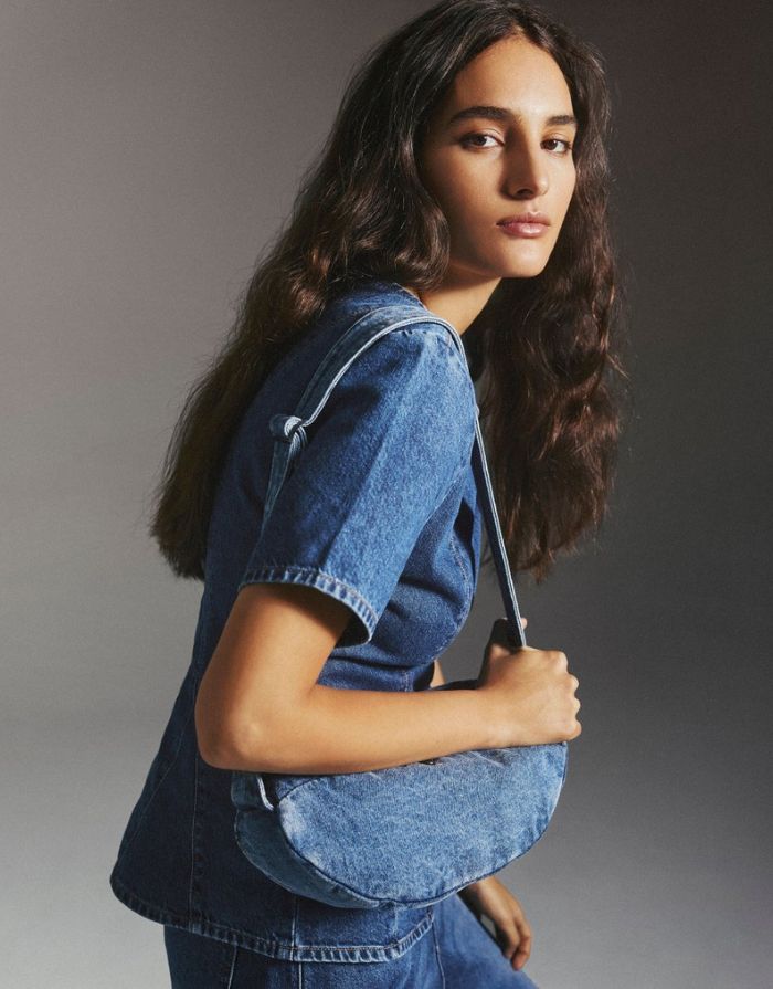  MSCH Copenhagen Bauchtasche Dylan Mid Blue Wash aus Denim mit verstellbarem Gurt und Reißverschluss.