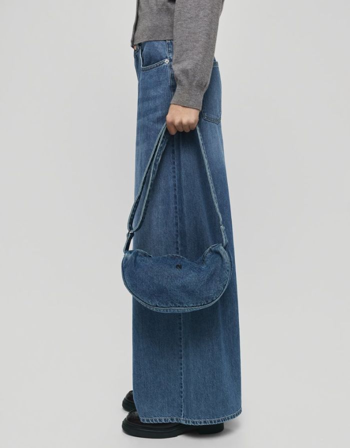  MSCH Copenhagen Bauchtasche Dylan Mid Blue Wash aus Denim mit verstellbarem Gurt und Reißverschluss.
