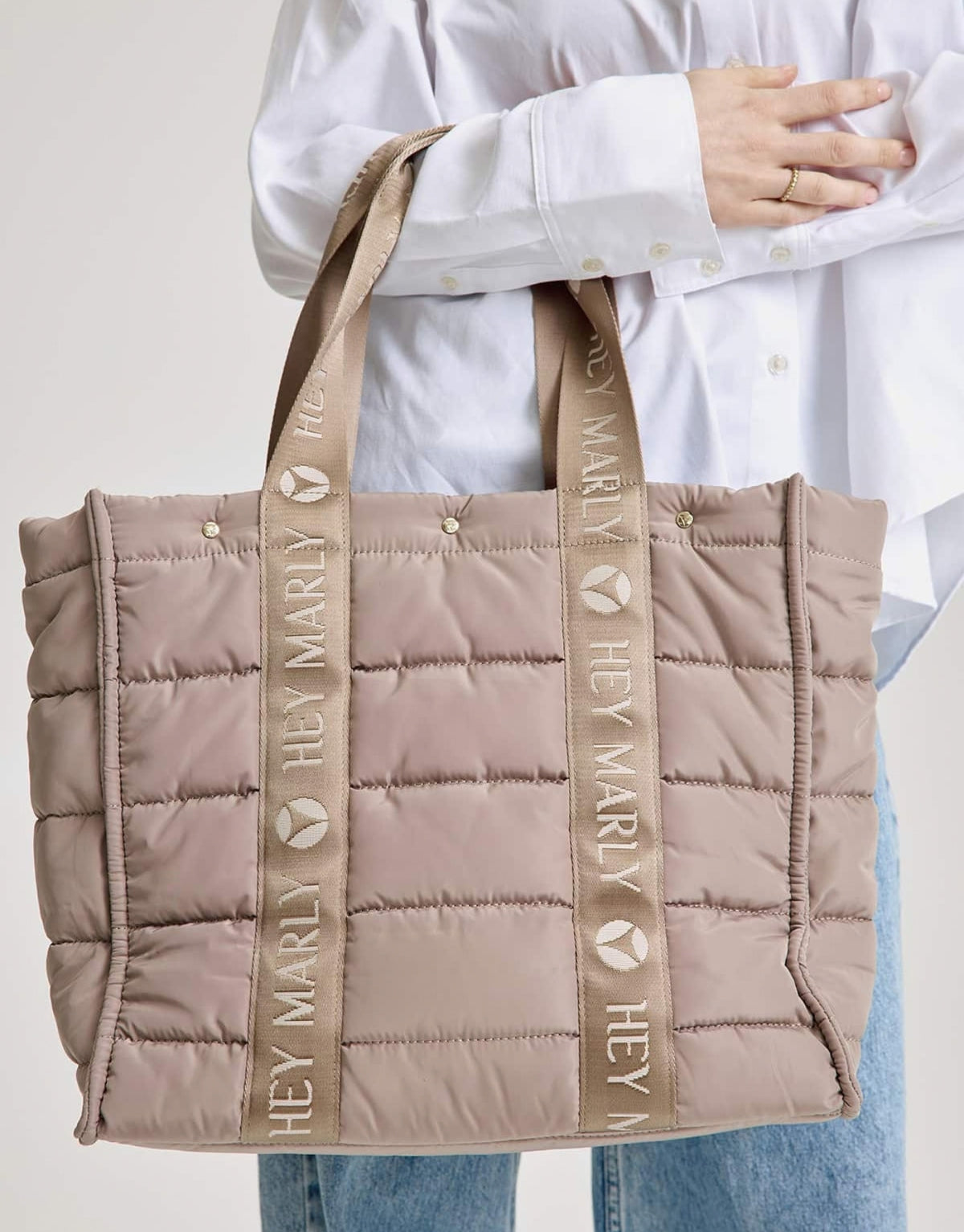 Große Hey Marly Best Buddy Tasche in Mocha aus weichem, leichtem Material mit Signature-Henkeln und geräumigem Innenfach am Model von vorne im Detail