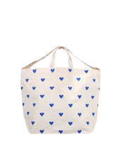 Laden Sie das Bild in den Galerie-Viewer, Kobaltblauer Baumwollbeutel von Kado Design mit Herzmotiv und zwei Tragehenkeln.
