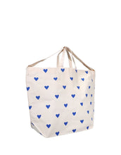 Laden Sie das Bild in den Galerie-Viewer, Kobaltblauer Baumwollbeutel von Kado Design mit Herzmotiv und zwei Tragehenkeln.

