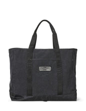 Laden Sie das Bild in den Galerie-Viewer, Mads Nørgaard Shopper Boutique Washed Adonis in Washed Black mit schwarzen Logo-Detail.
