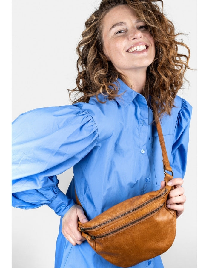 Bumbag Faust von Re:Designed in Burned Tan aus 100 % Rindsleder mit zwei Reißverschlussfächern und verstellbarem Crossbody-Riemen am Model