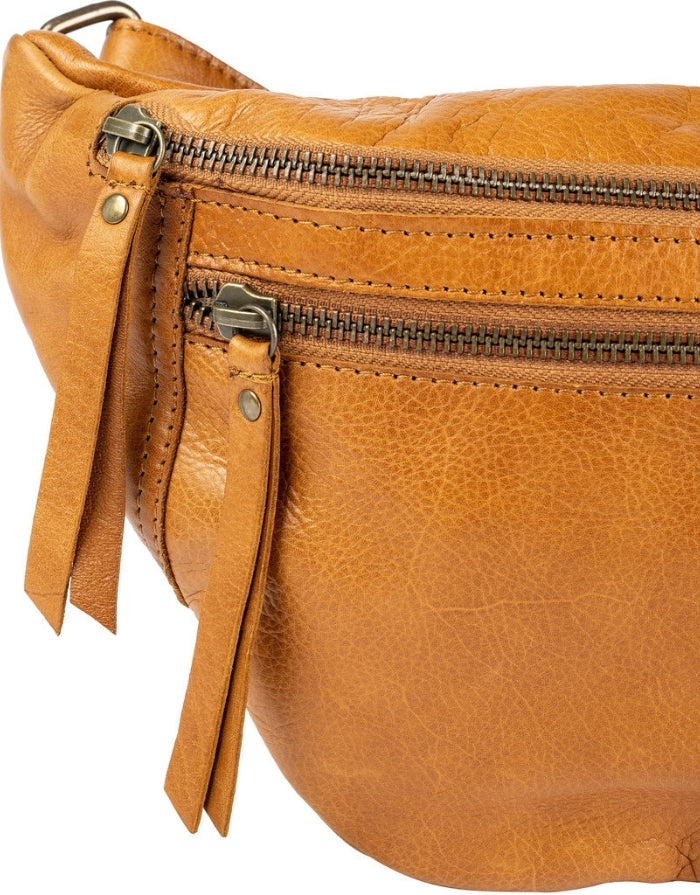   Bumbag Faust von Re:Designed in Burned Tan aus 100 % Rindsleder mit zwei Reißverschlussfächern und verstellbarem Crossbody-Riemen mit Reißverschlüssen im Detail