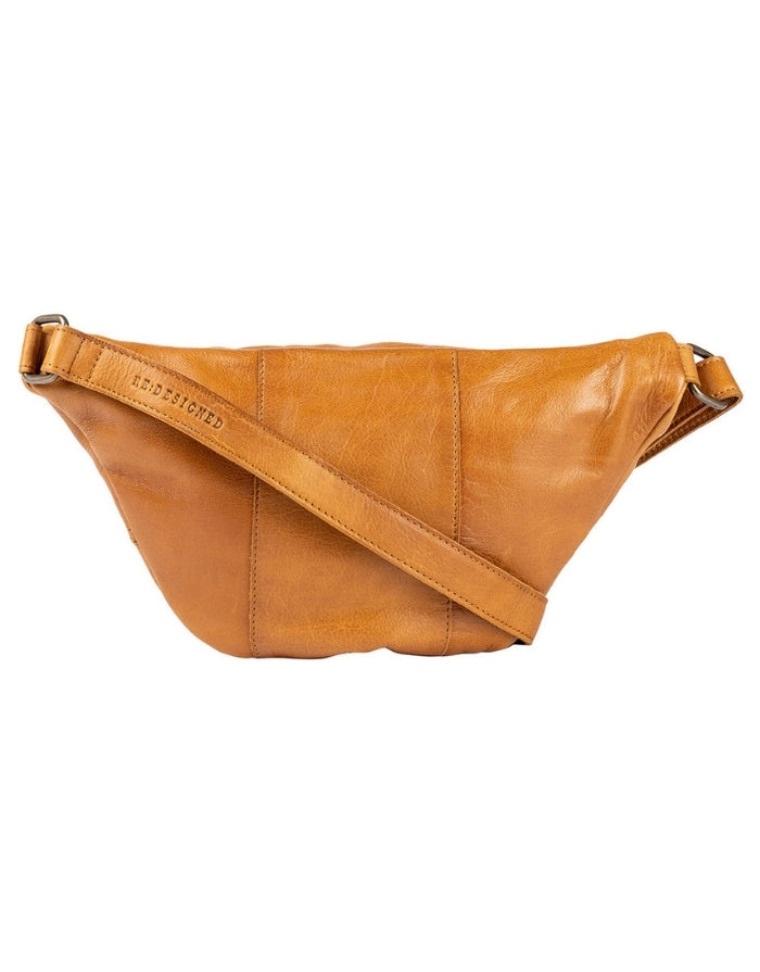  Bumbag Faust von Re:Designed in Burned Tan aus 100 % Rindsleder mit zwei Reißverschlussfächern und verstellbarem Crossbody-Riemen von hinten